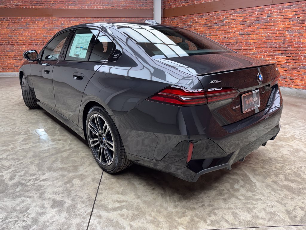 Used 2027 BMW 530i xDrive w/ M Sport Package AWD/4WD image 2