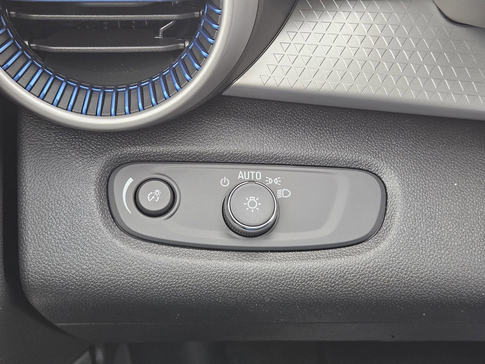 New 2026 Chevrolet Trax LS w/ Driver Confidence Package image 21