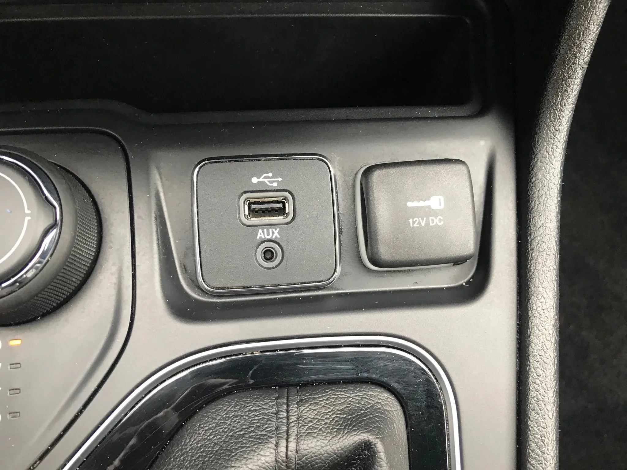 Used 2019 Jeep Cherokee Limited w/ Technology Group image 32