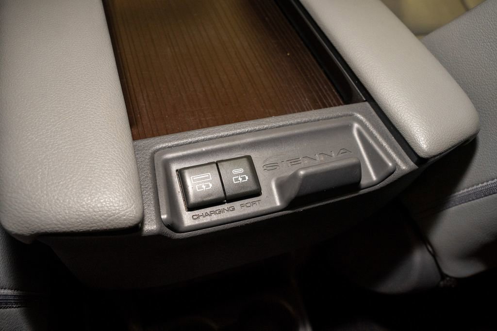 Used 2021 Toyota Sienna XLE image 8