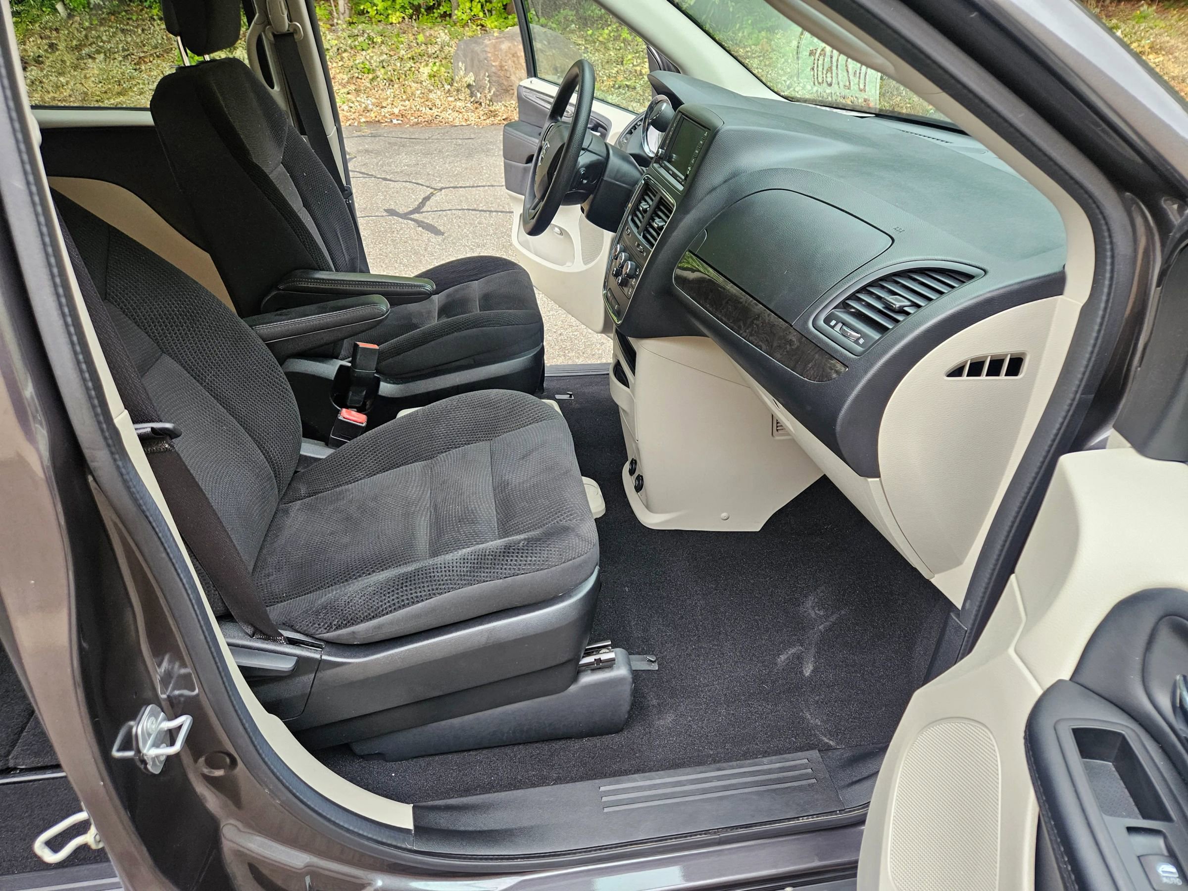 Used 2019 Dodge Grand Caravan SE w/ UConnect Hands-Free Group image 12
