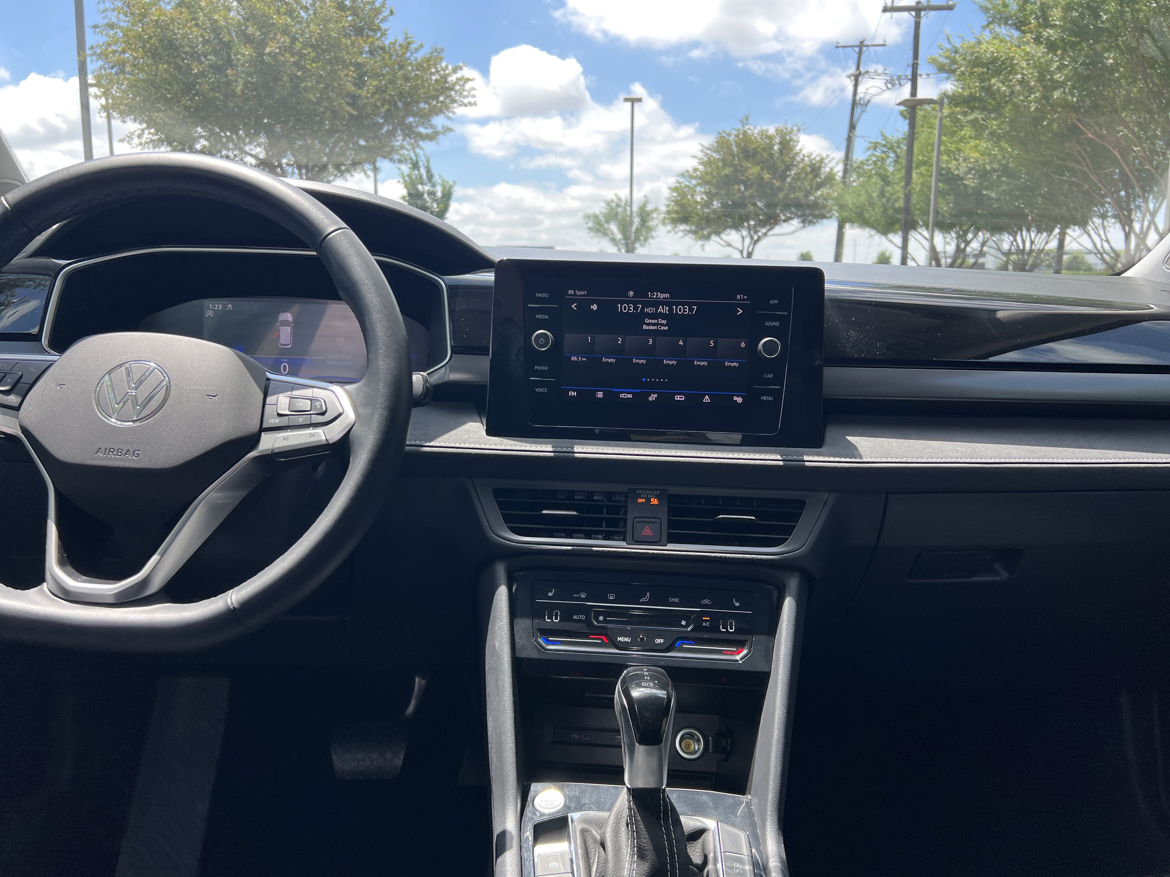 Certified 2025 Volkswagen Taos SE AWD/4WD image 27