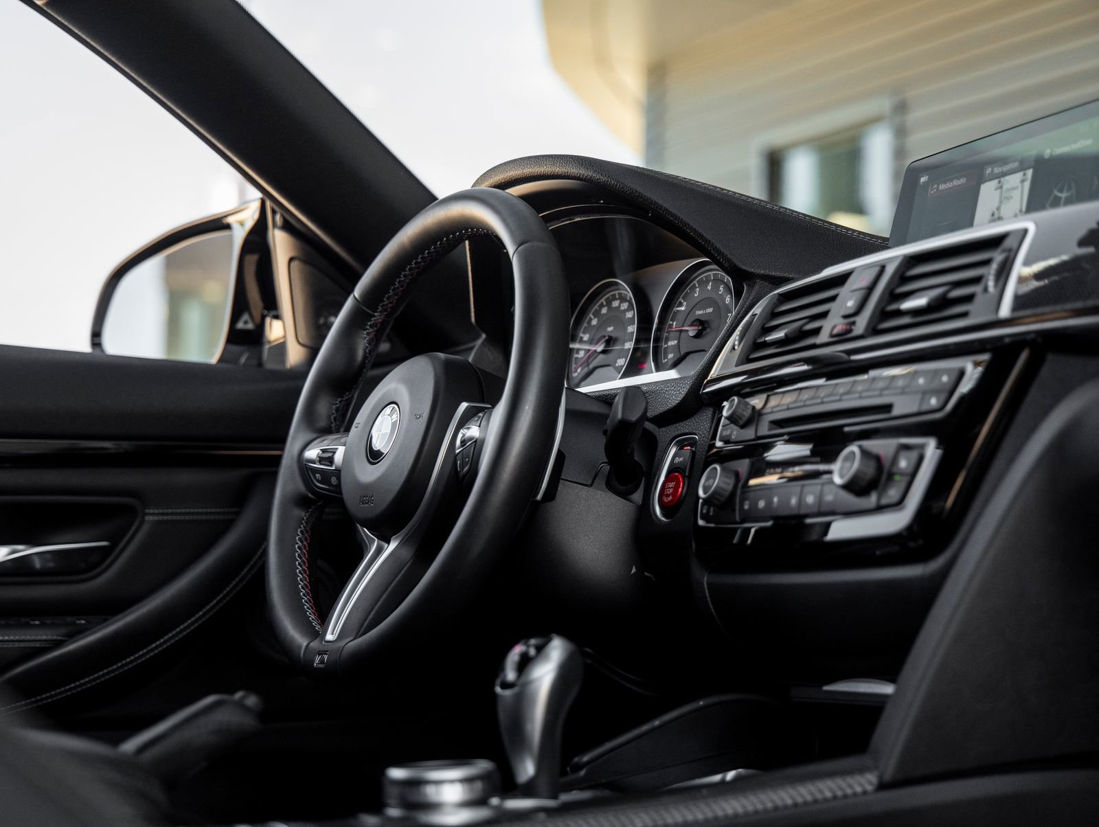 Used 2020 BMW M4 Convertible image 36