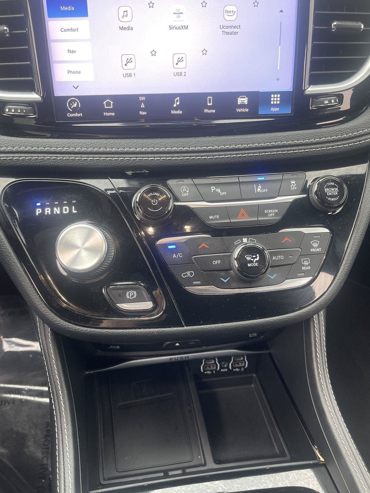 Used 2023 Chrysler Pacifica Limited w/ Uconnect Theater Family Group FWD image 18