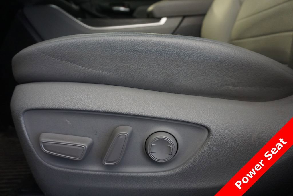 Used 2023 Toyota Highlander XLE AWD/4WD image 6