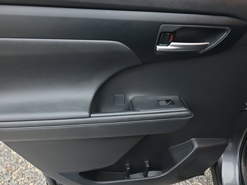 Used 2023 Toyota Highlander XLE image 16