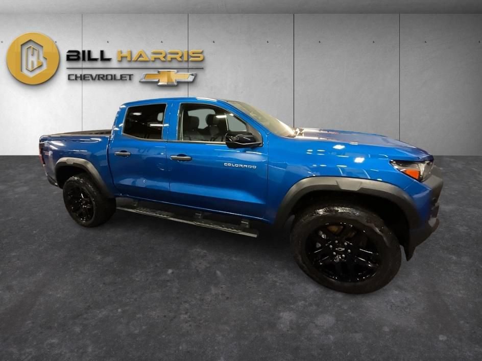 Used 2023 Chevrolet Colorado Trail Boss w/ Technology Package AWD/4WD image 9