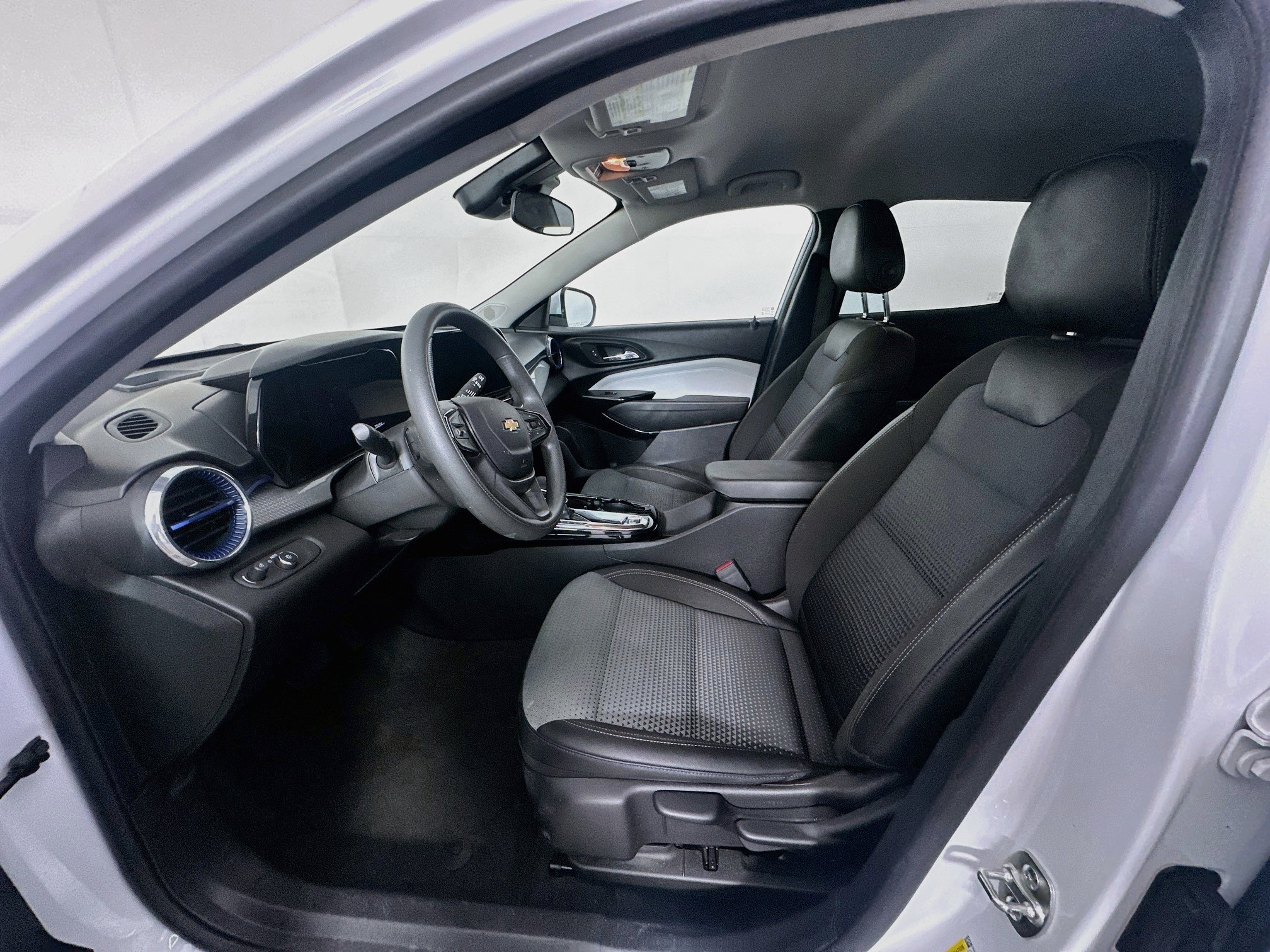 Used 2025 Chevrolet Trax LT FWD image 13