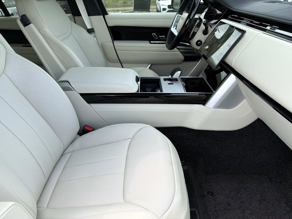 New 2025 Land Rover Range Rover SE image 11