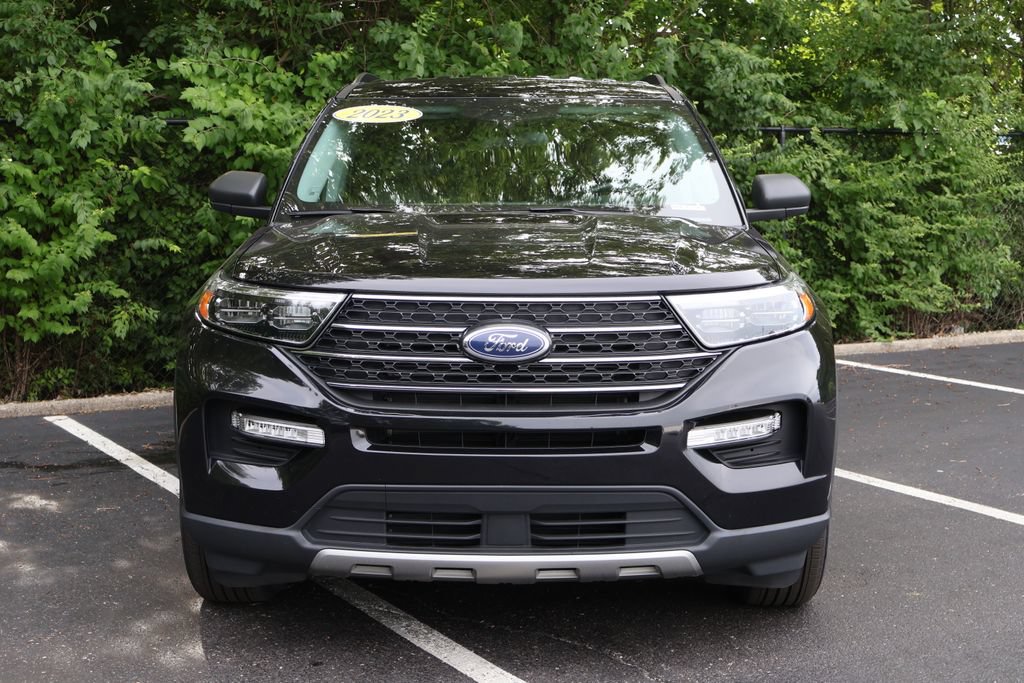 Used 2023 Ford Explorer XLT w/ Equipment Group 202A AWD/4WD image 2