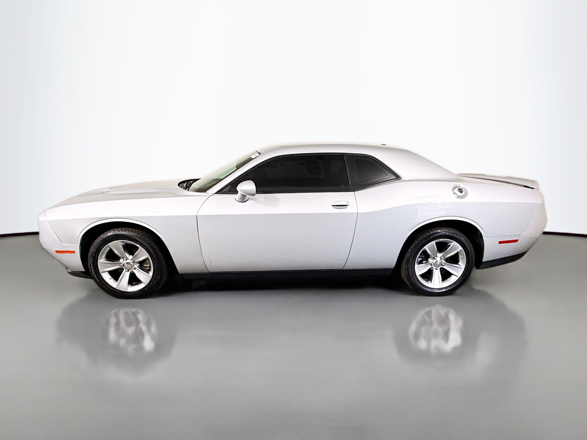 Used 2022 Dodge Challenger SXT image 6