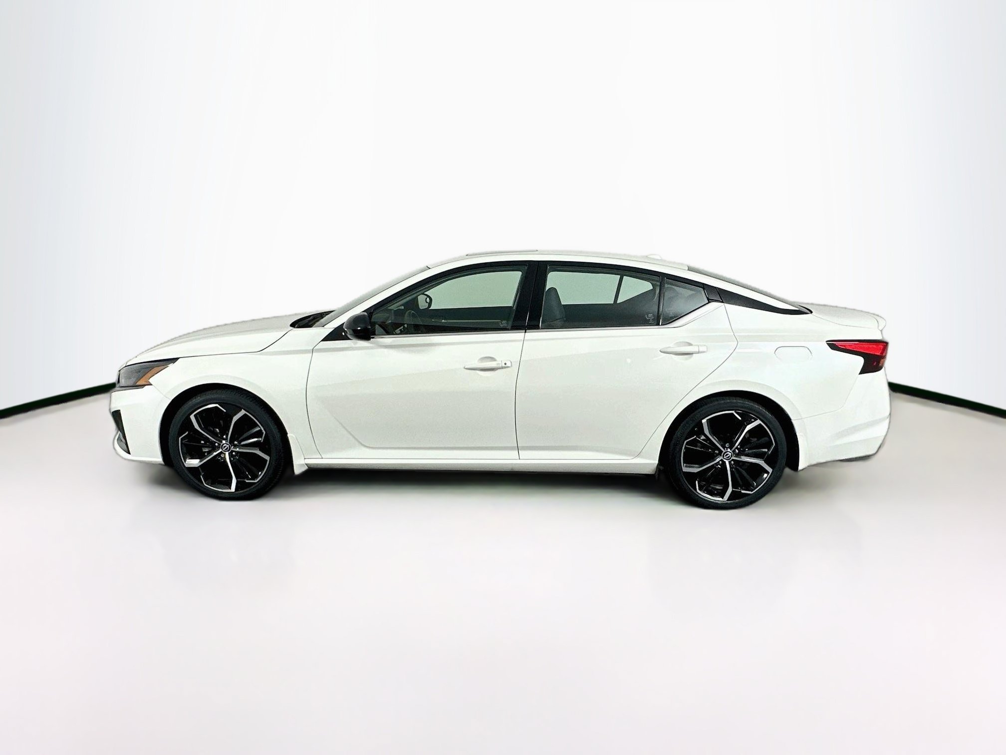 Used 2023 Nissan Altima 2.5 SR w/ SR Premium Package FWD image 4