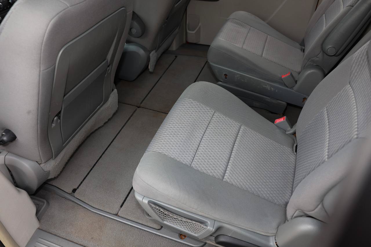 Used 2008 Chrysler Town & Country Touring w/ Entertainment Group #2 FWD image 10