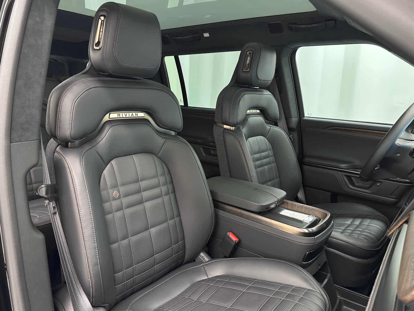 Used 2026 Rivian R1S Premium image 20