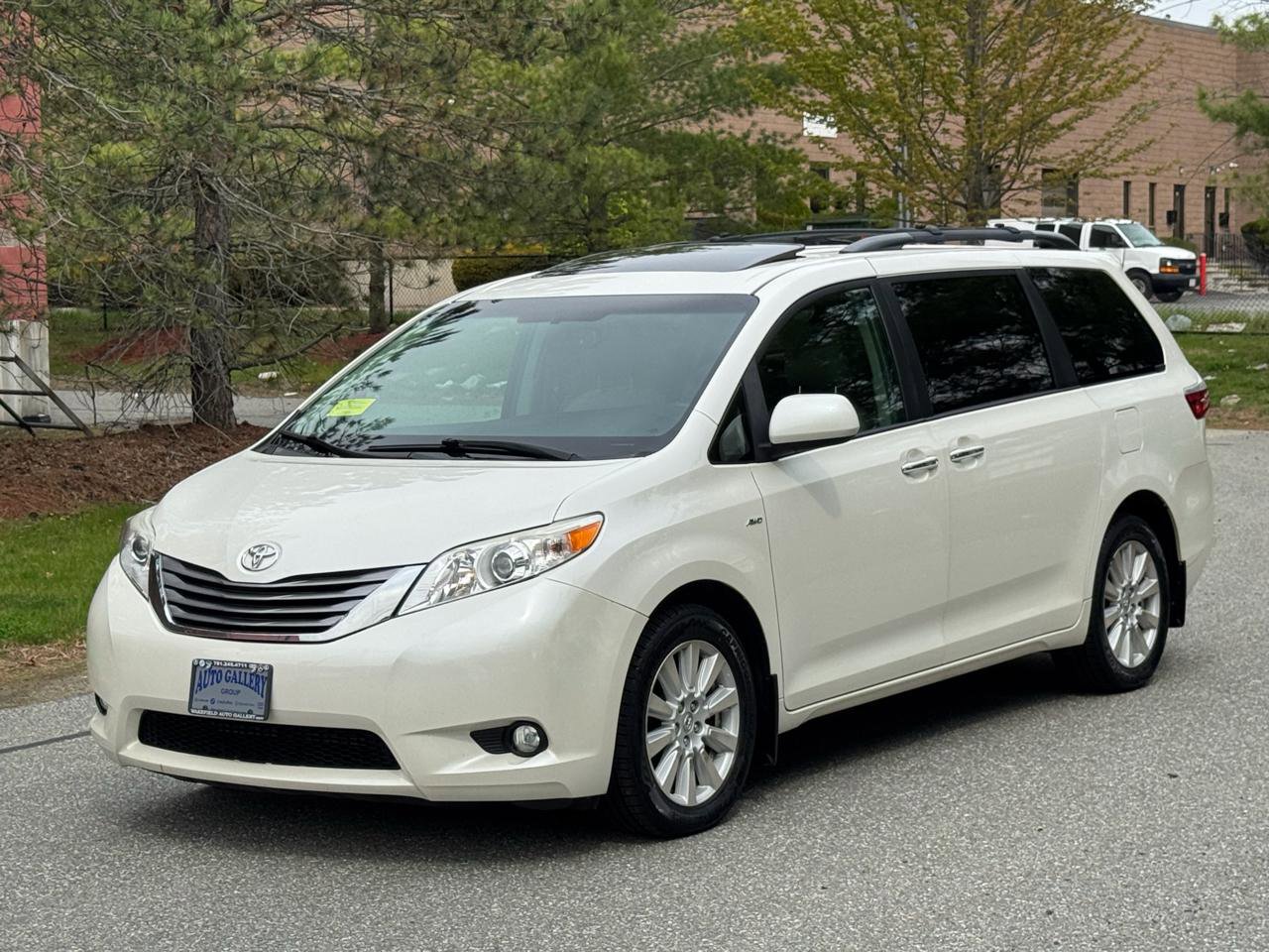 Used 2017 Toyota Sienna XLE Premium w/ Outdoor Package AWD/4WD image 3