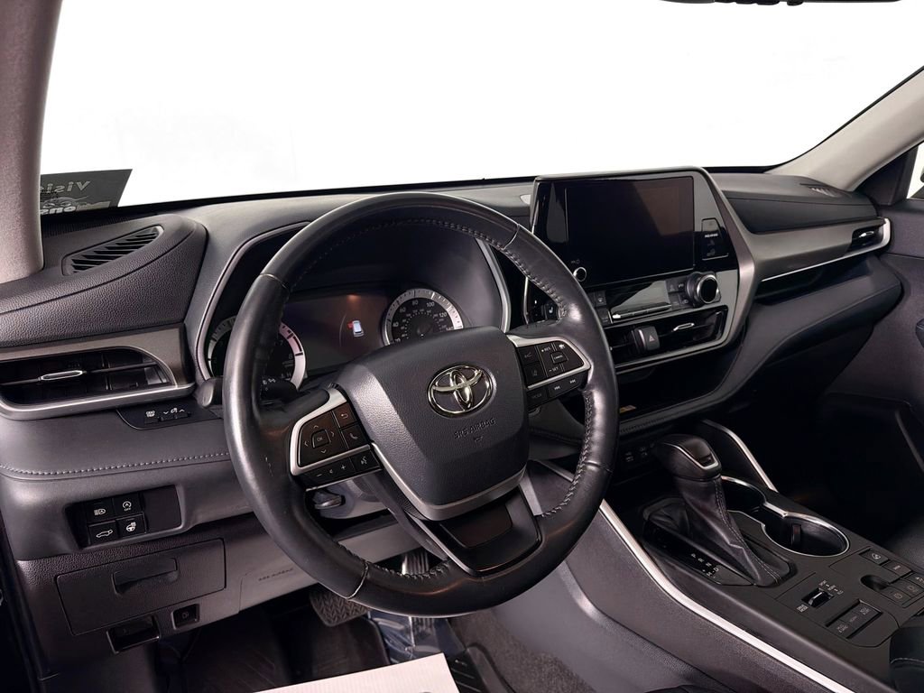 Used 2023 Toyota Highlander XLE image 9