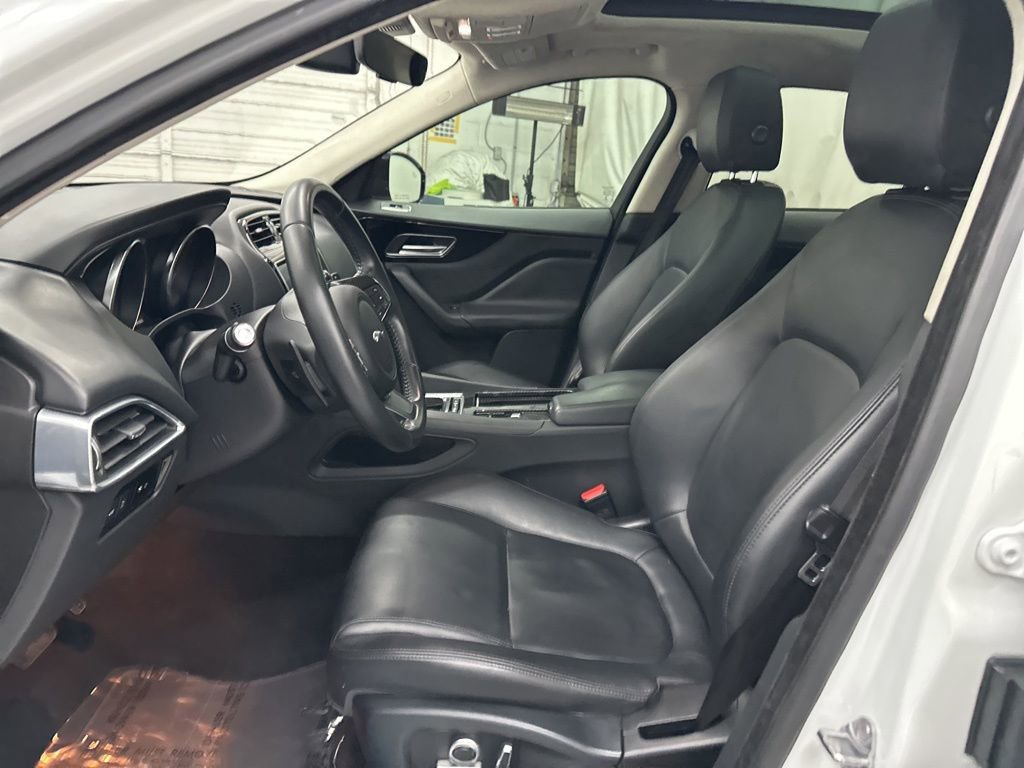 Used 2020 Jaguar F-PACE Premium image 18