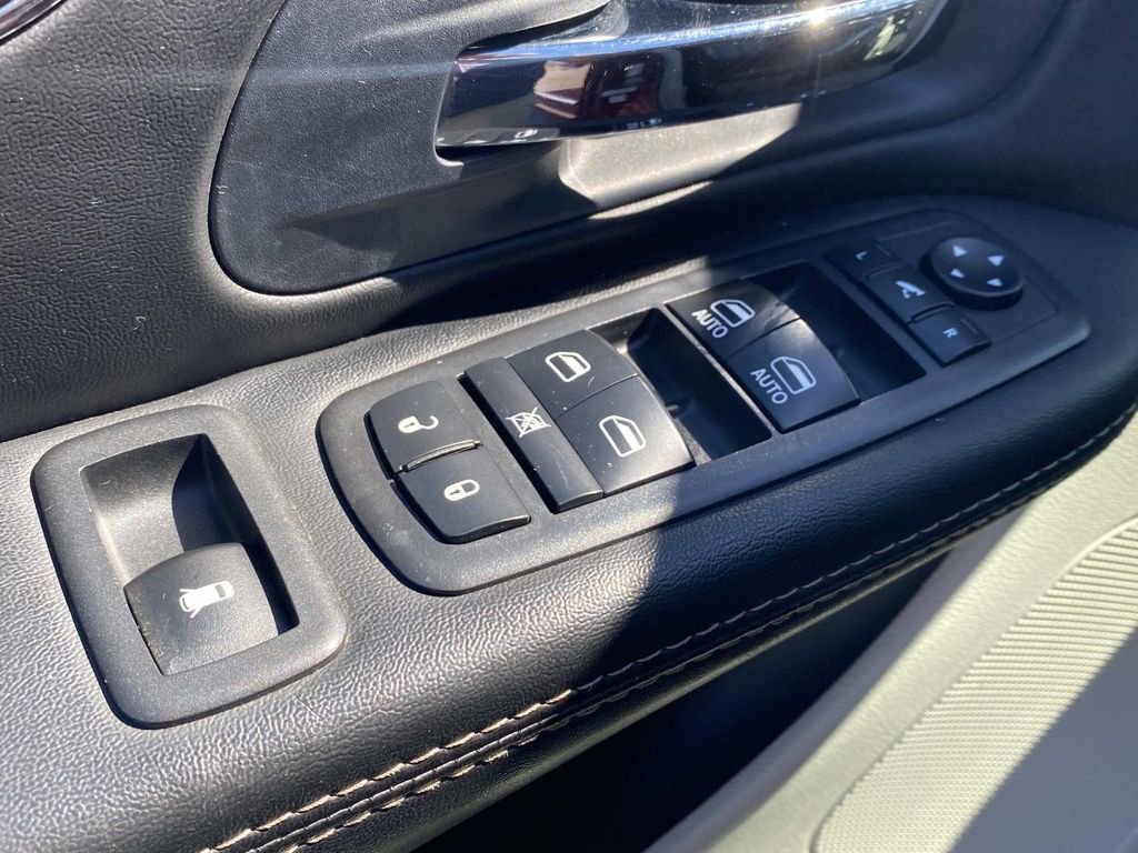 Used 2014 Chrysler Town & Country Touring image 19