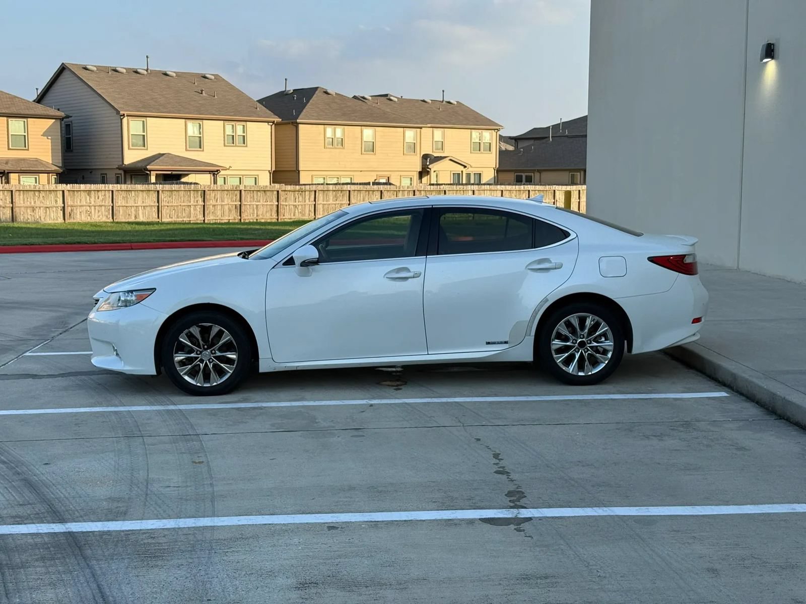 Used 2014 Lexus ES 300h w/ Luxury Package w/Bamboo Trim FWD image 4