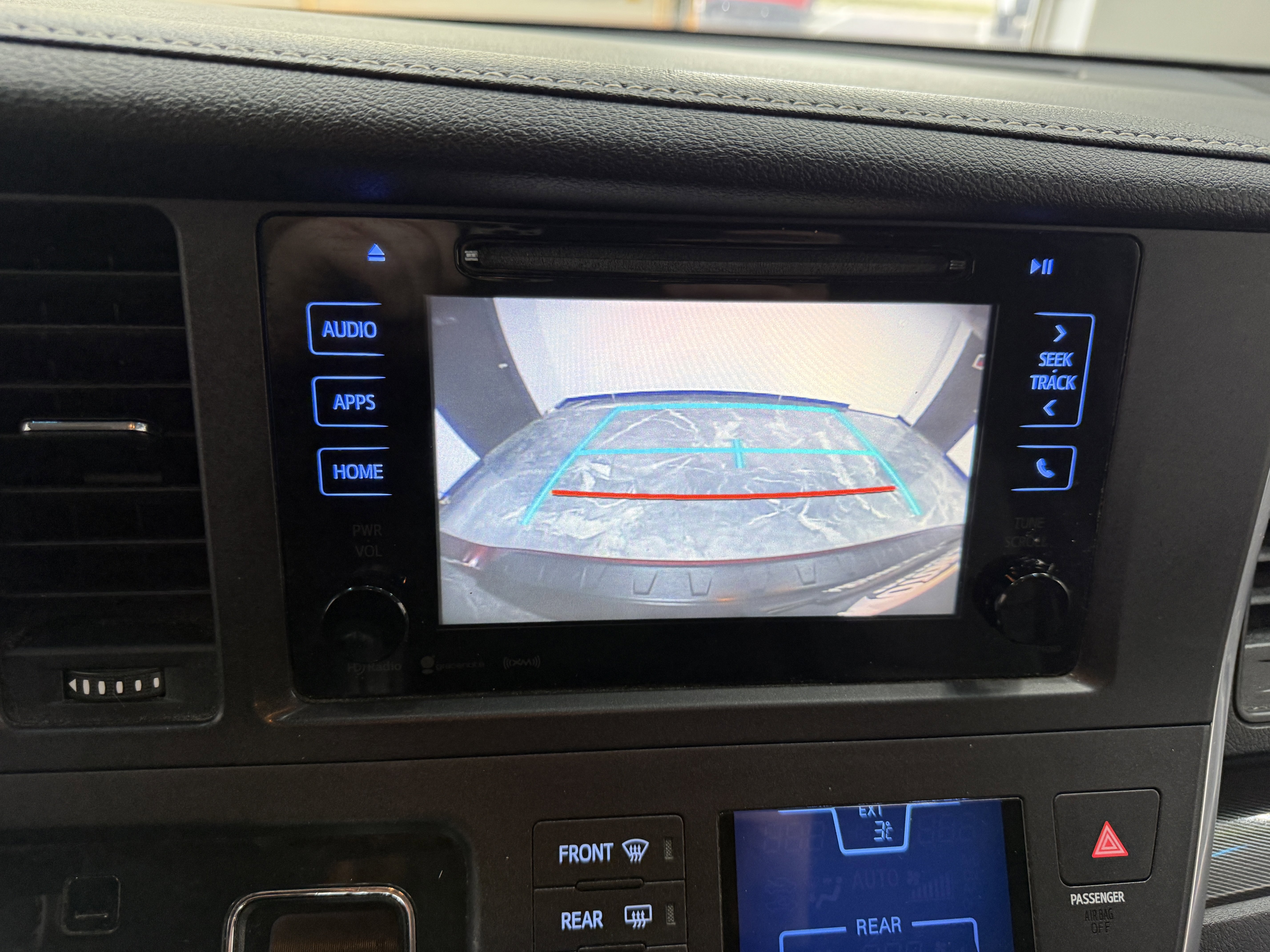 Used 2017 Toyota Sienna SE Premium image 17