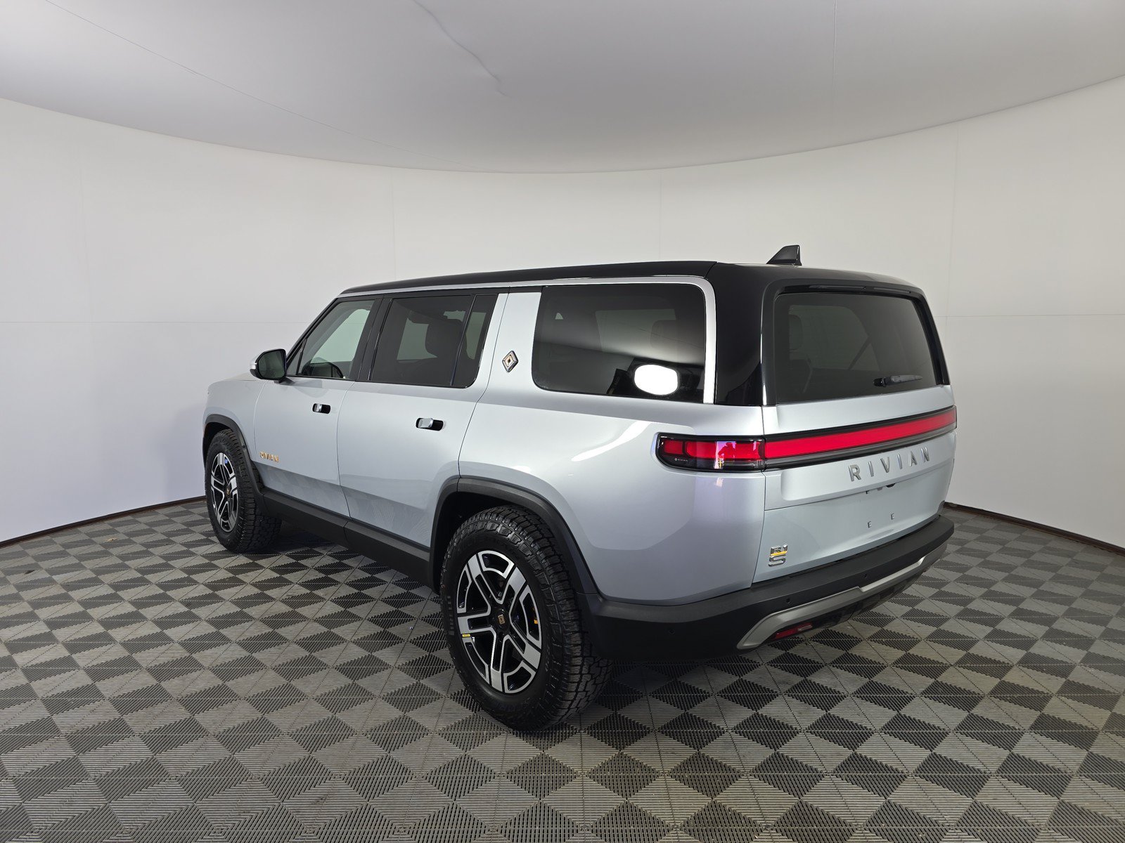 Used 2023 Rivian R1S Launch Edition AWD/4WD image 3