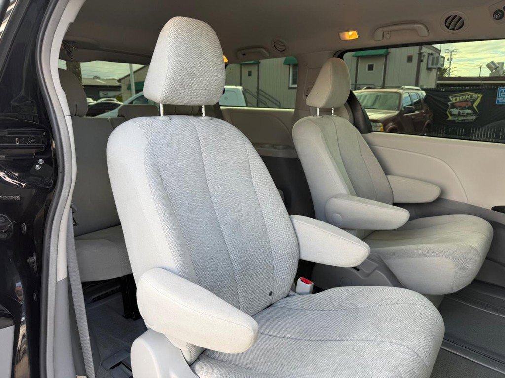 Used 2014 Toyota Sienna L image 33