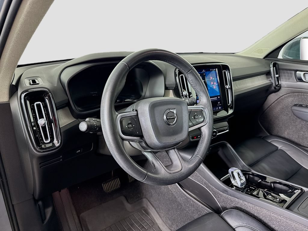 Used 2023 Volvo XC40 B4 Plus w/ Driver Assist Package FWD image 9