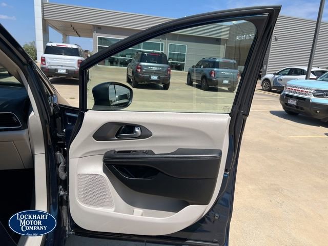 Used 2023 Chrysler Pacifica Touring-L image 22