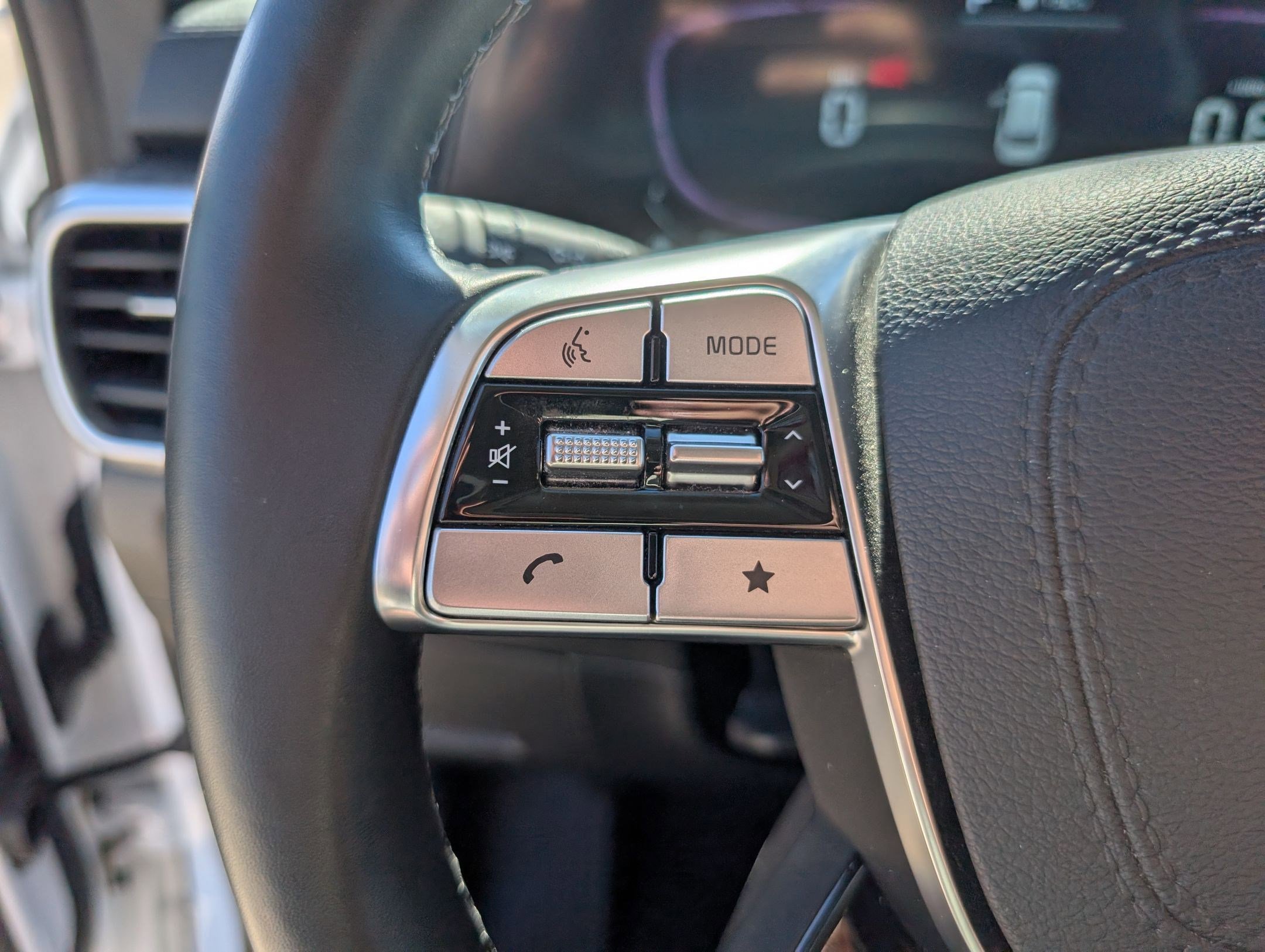 Used 2024 Kia Telluride EX w/ EX Captain's Chair Package image 16