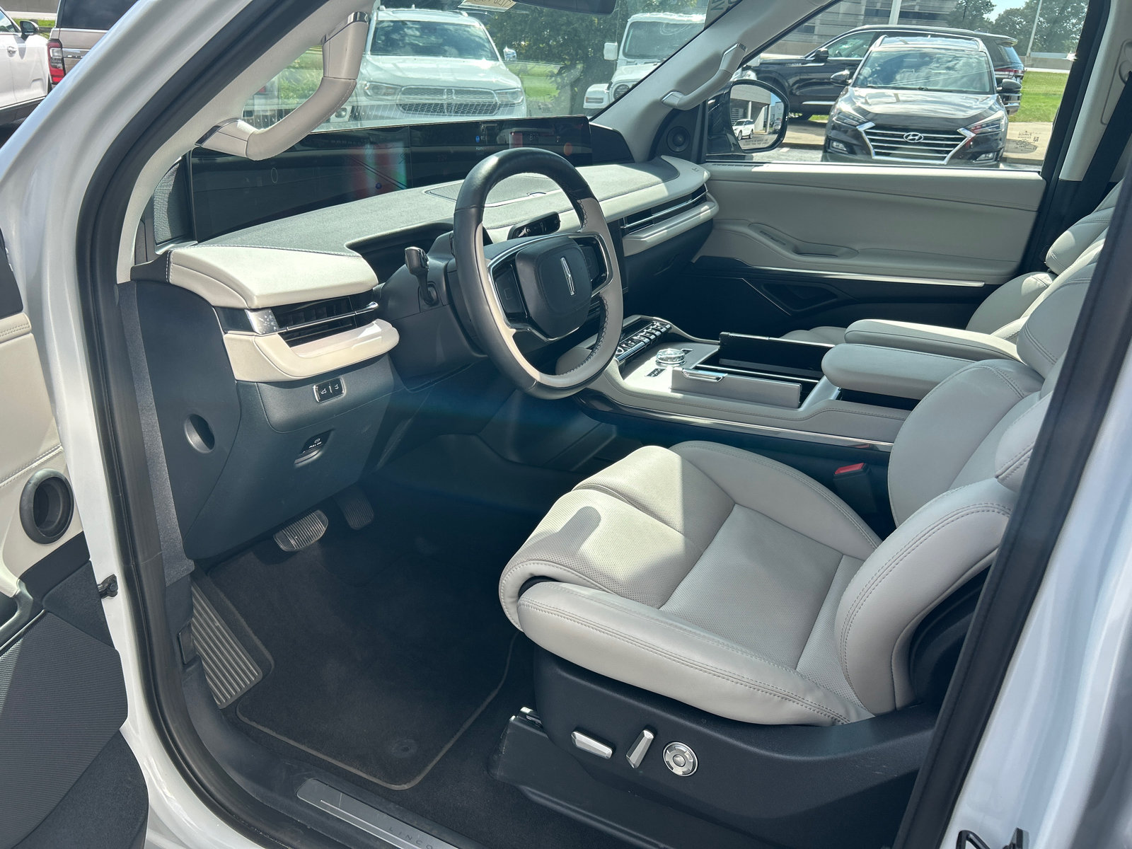 New 2026 Lincoln Navigator Premiere AWD/4WD image 28