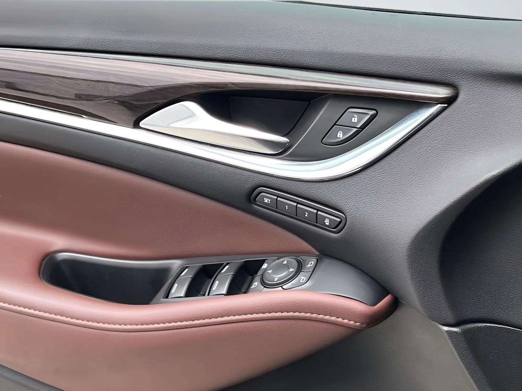Used 2021 Buick Enclave Avenir w/ Avenir Technology Package AWD/4WD image 30
