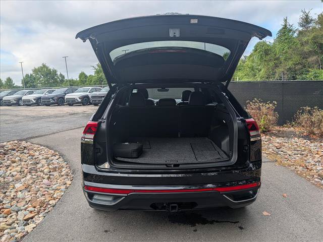 Certified 2024 Volkswagen Atlas Cross Sport SE w/ Panoramic Sunroof Package AWD/4WD image 21