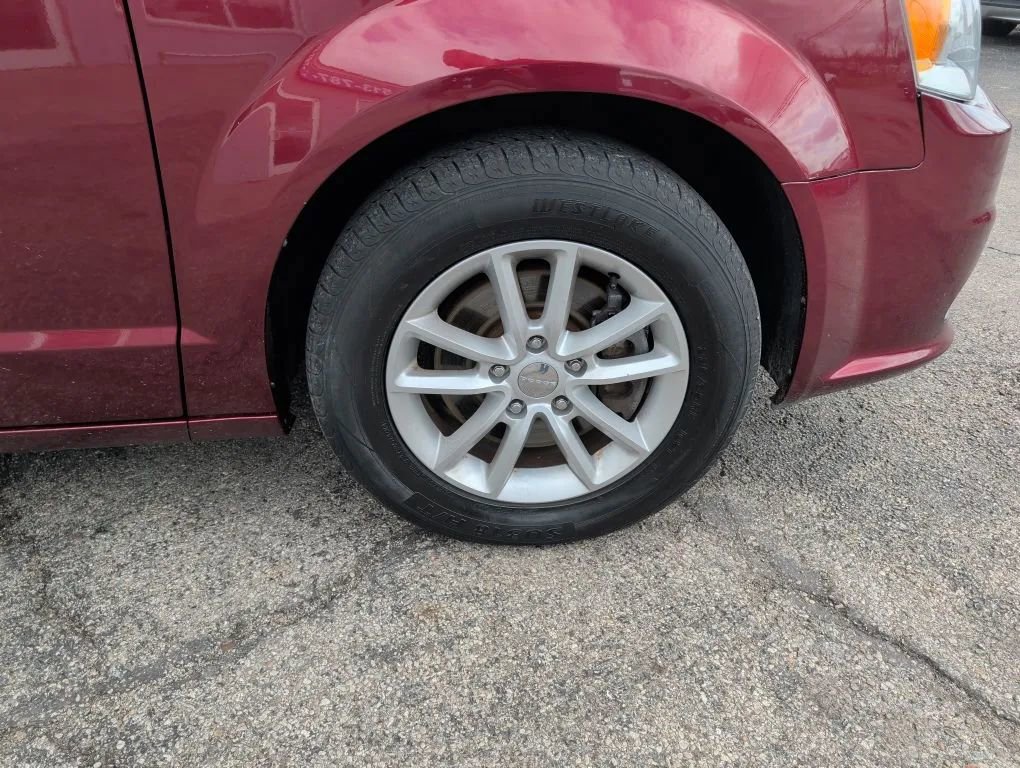 Used 2018 Dodge Grand Caravan SXT image 11