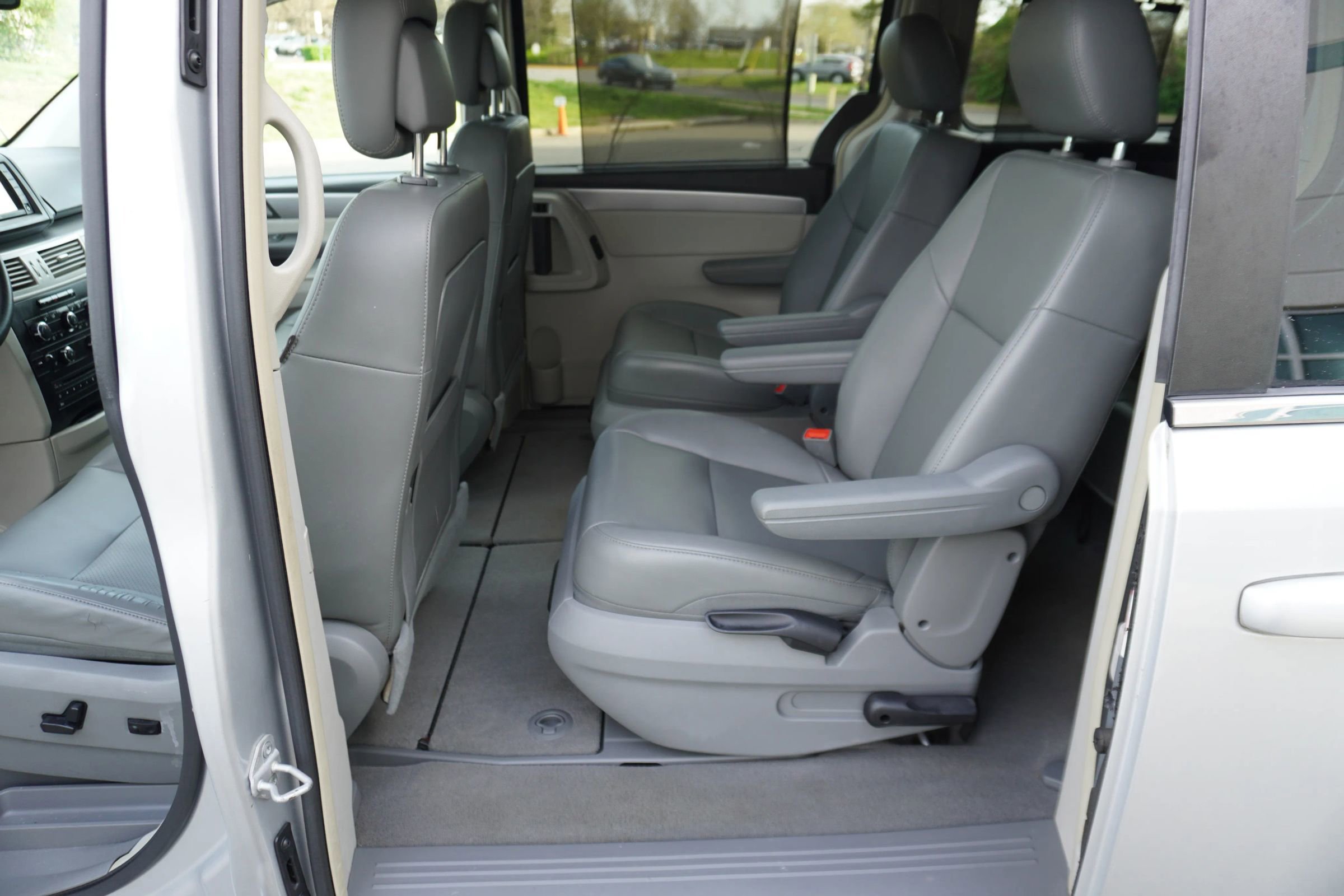 Used 2012 Volkswagen Routan SE FWD image 11