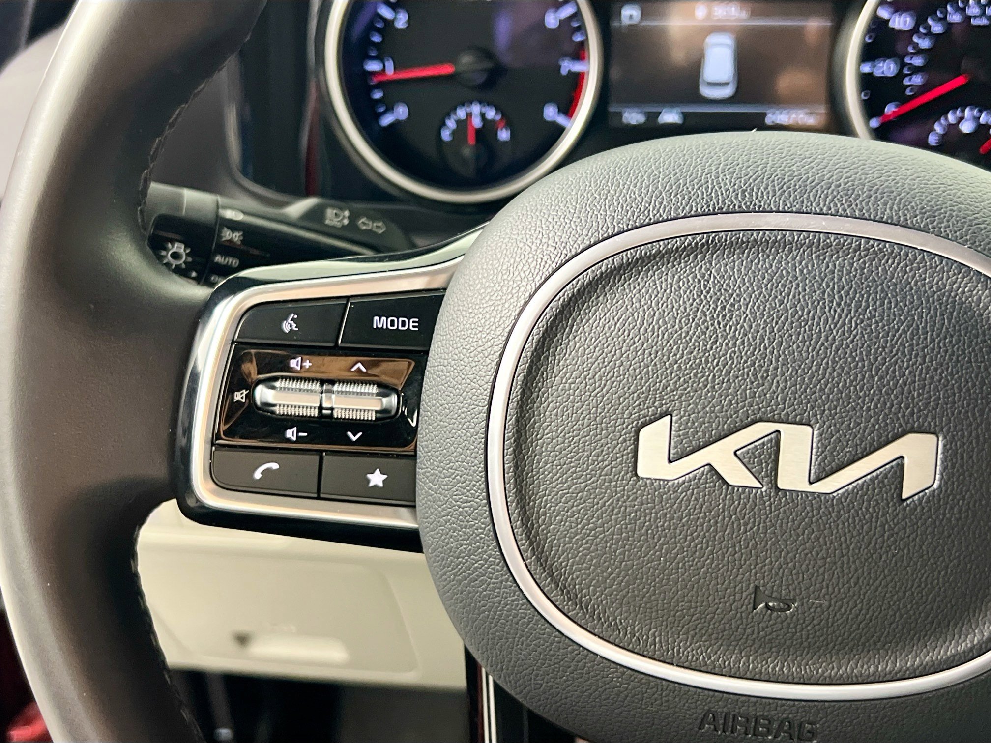 Used 2024 Kia Carnival EX image 18