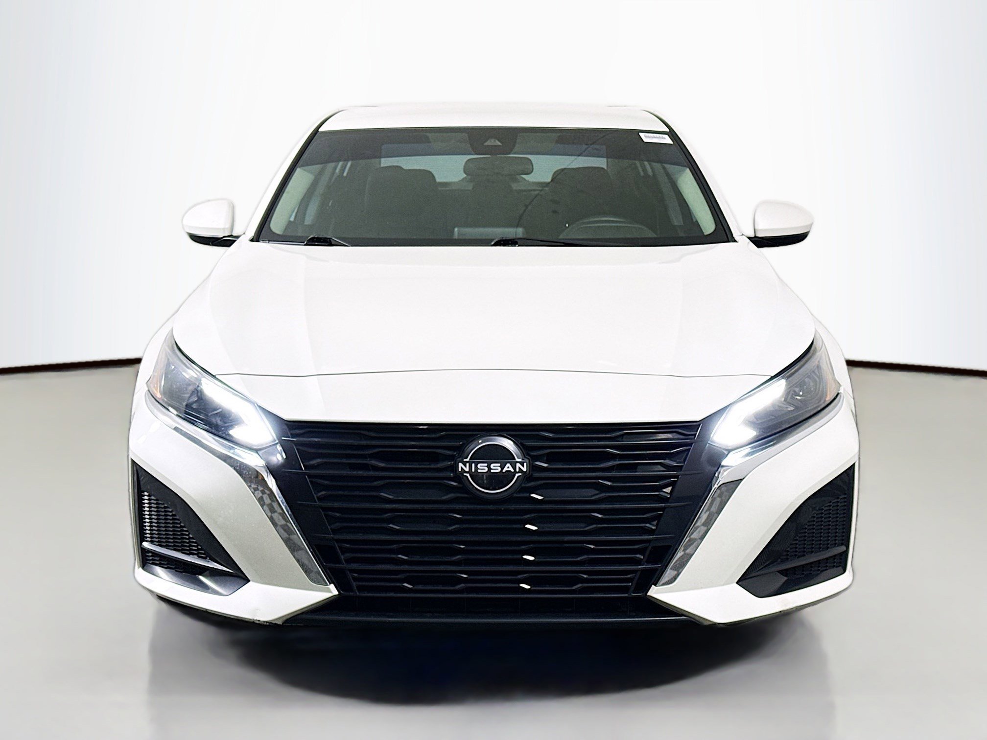 Used 2023 Nissan Altima 2.5 SV image 2