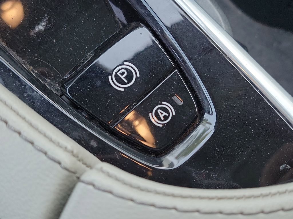 Used 2023 Volvo XC90 B6 Plus image 16