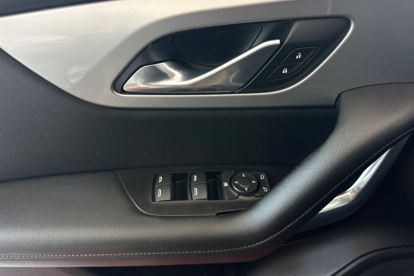 Used 2019 Chevrolet Blazer LT FWD image 11