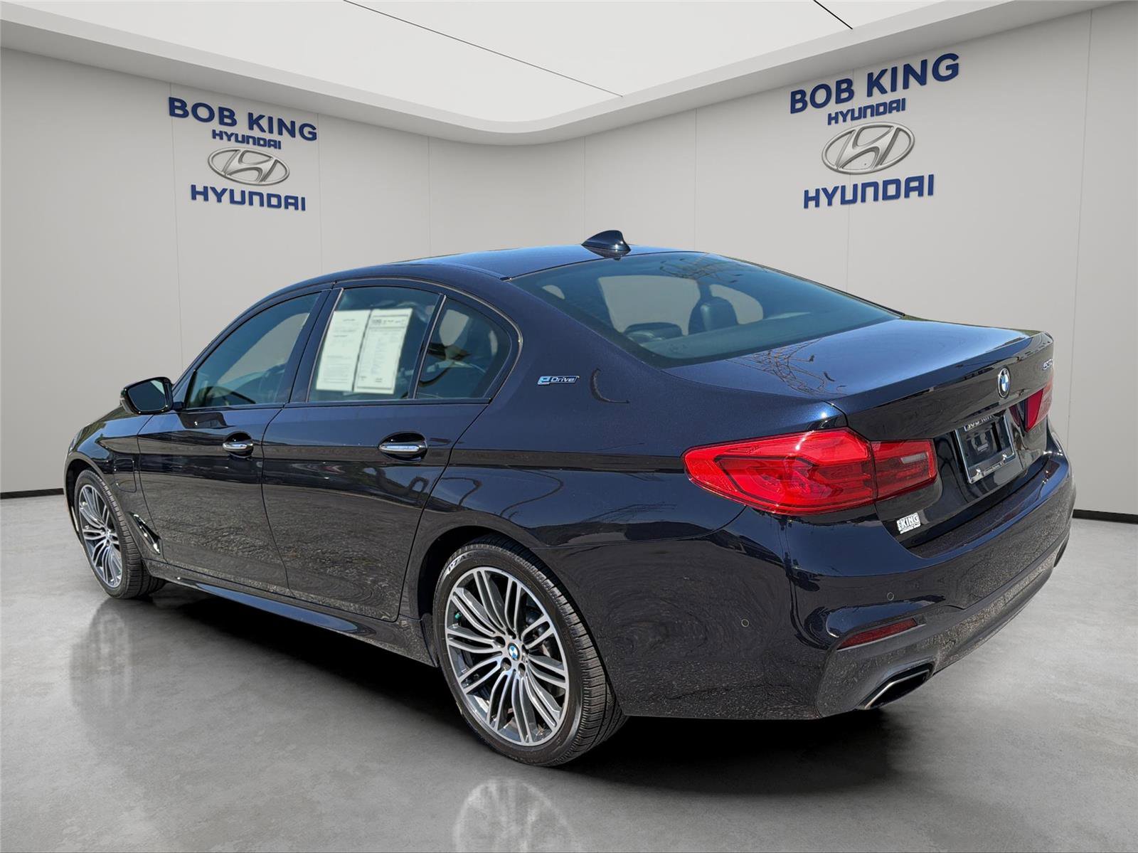 Used 2018 BMW 530e xDrive w/ M Sport Package 2 AWD/4WD image 3
