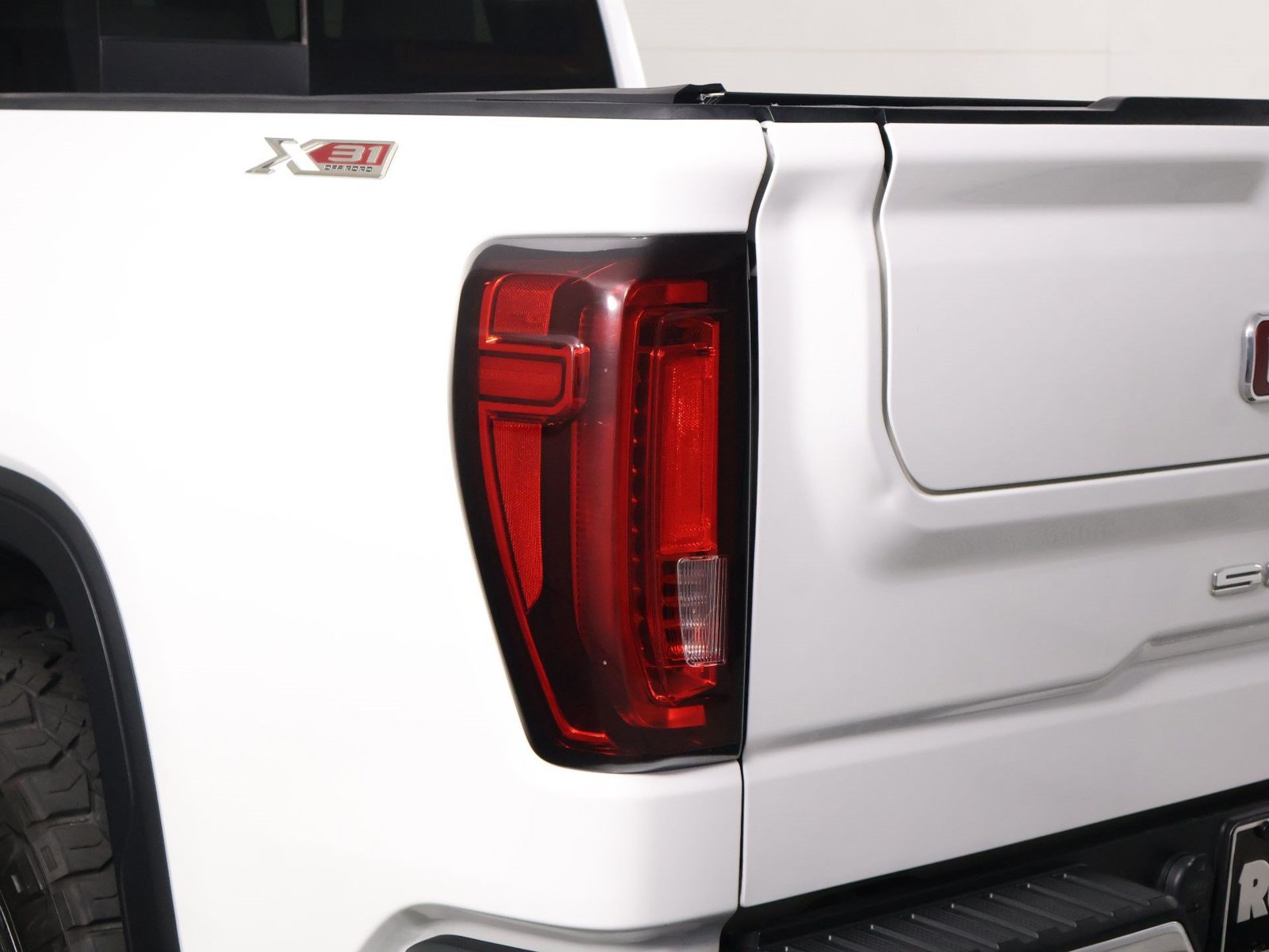 Used 2019 GMC Sierra 1500 SLT w/ SLT Premium Plus Package AWD/4WD image 18