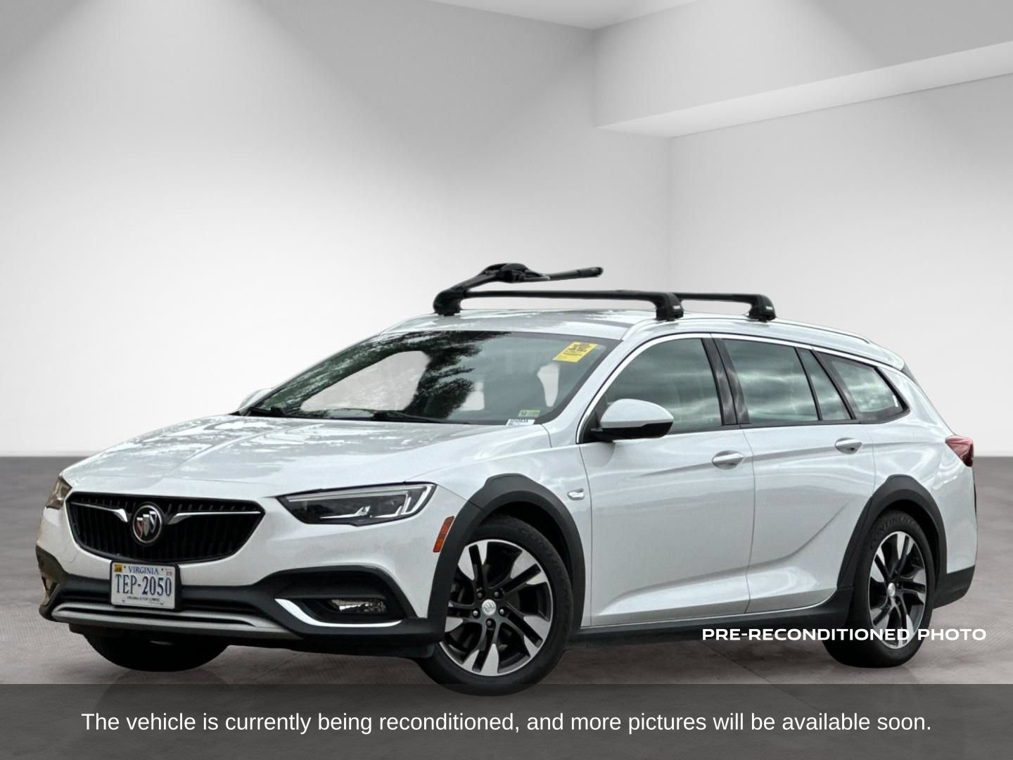 Used 2018 Buick Regal Essence w/ Driver Confidence Package #1 AWD/4WD image 2