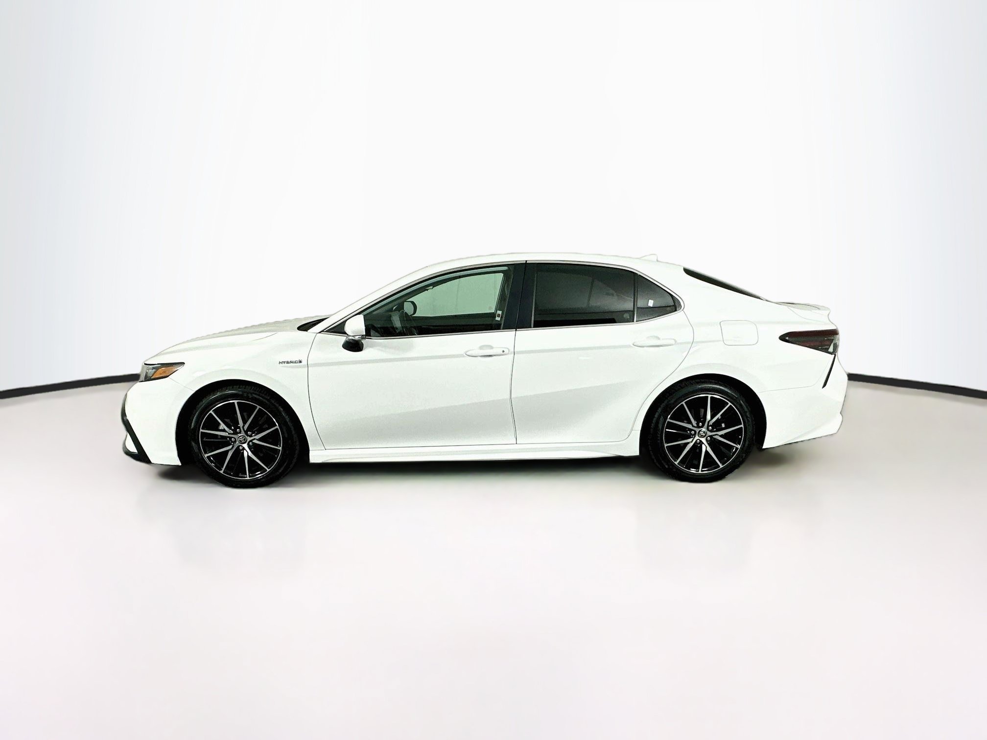 Used 2021 Toyota Camry SE w/ Cold Weather Package FWD image 4