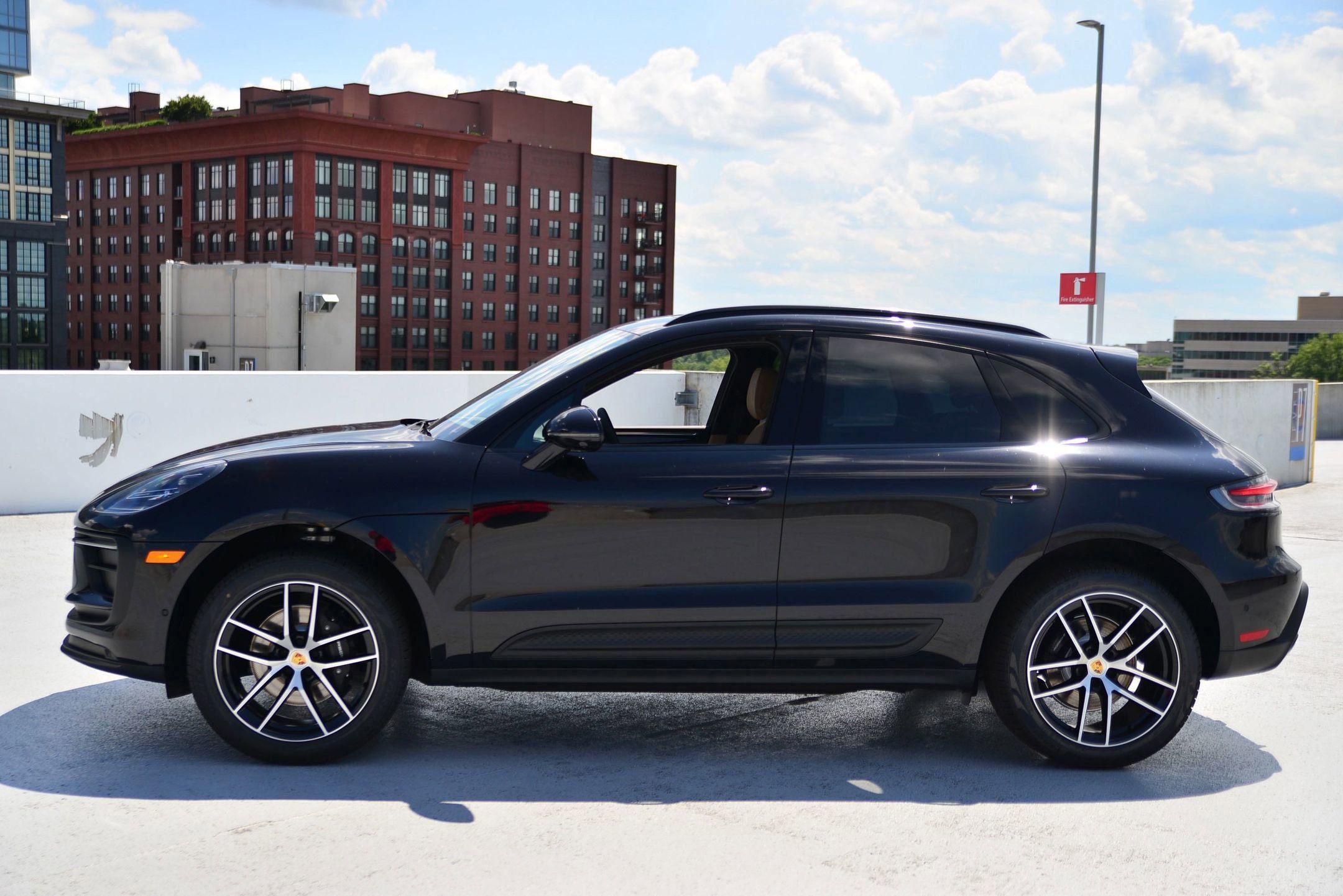 Used 2025 Porsche Macan image 2