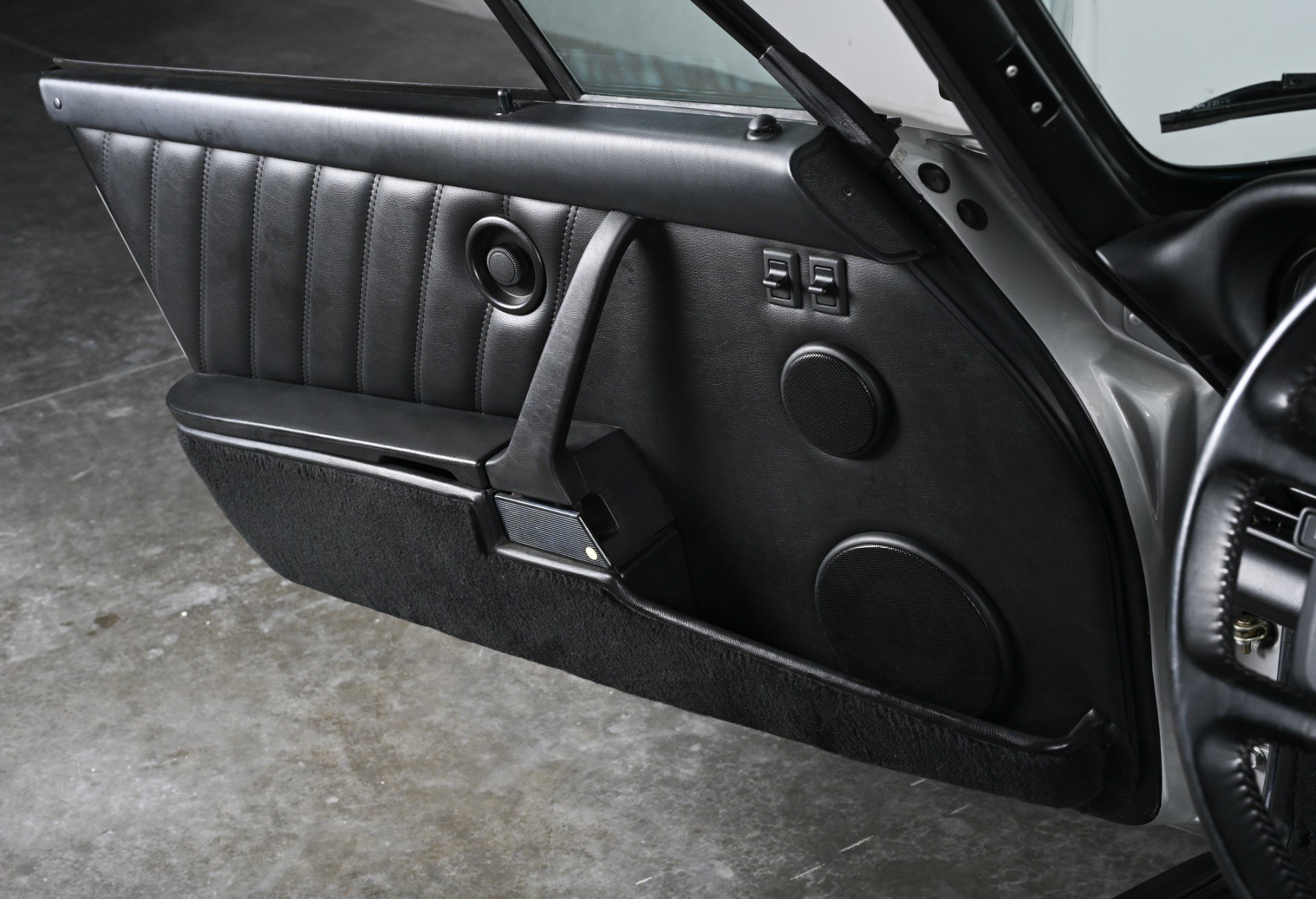 Used 1988 Porsche 911 Carrera RWD image 15