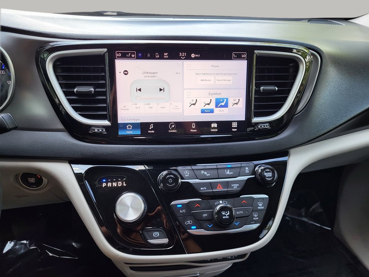 Used 2023 Chrysler Pacifica Touring-L FWD image 26