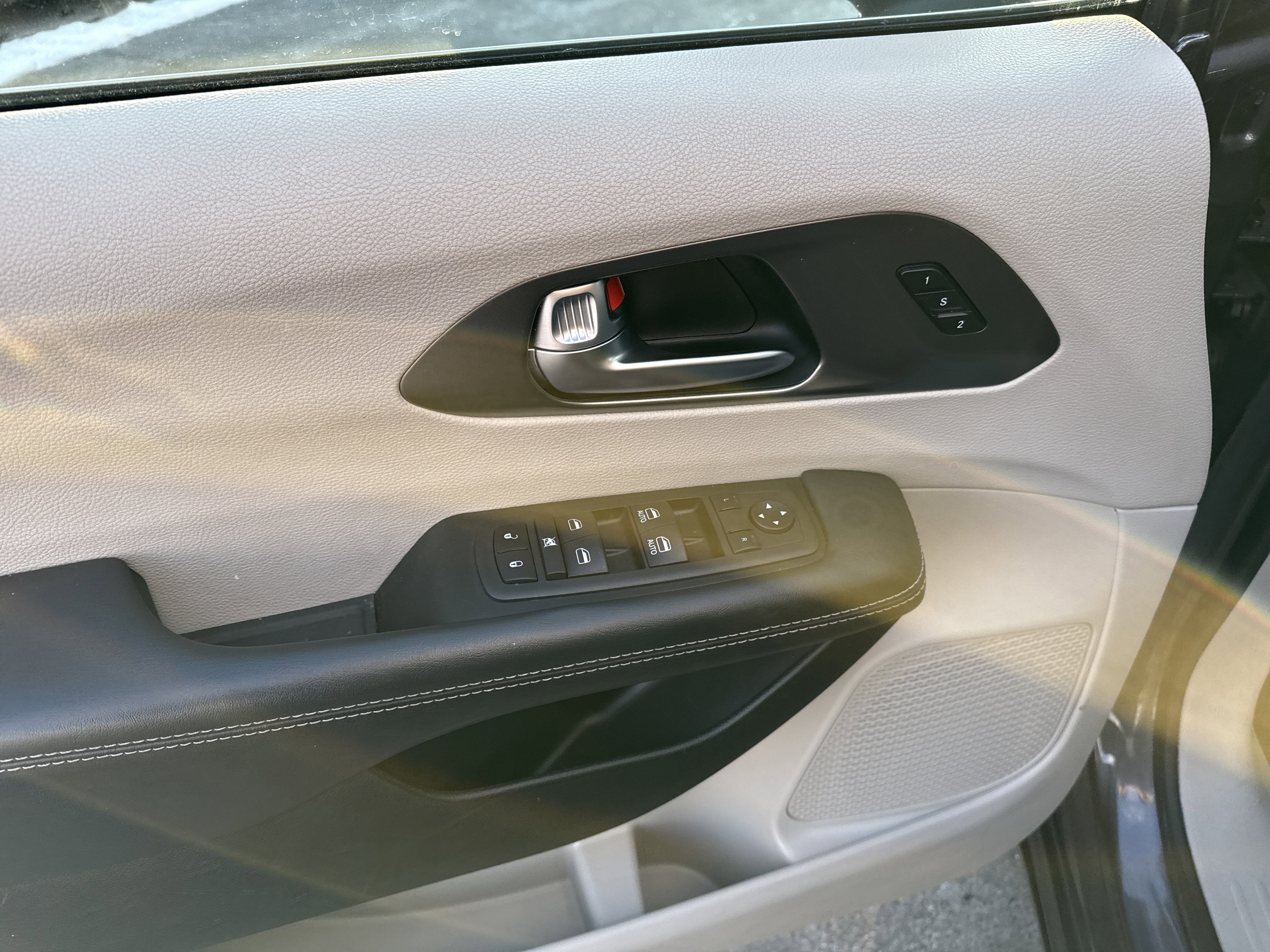 Used 2023 Chrysler Pacifica Touring-L image 15