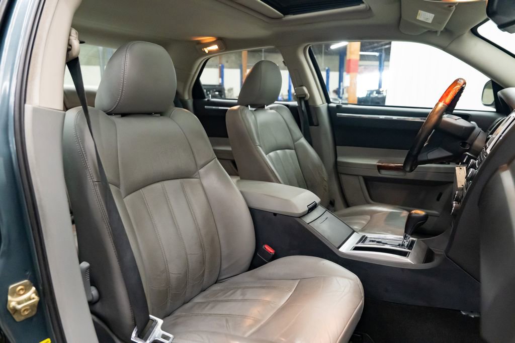 Used 2006 Chrysler 300 C w/ Protection Group II image 27