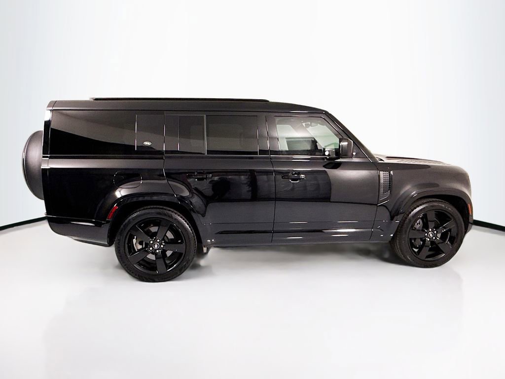 Used 2023 Land Rover Defender 130 X-Dynamic SE image 4