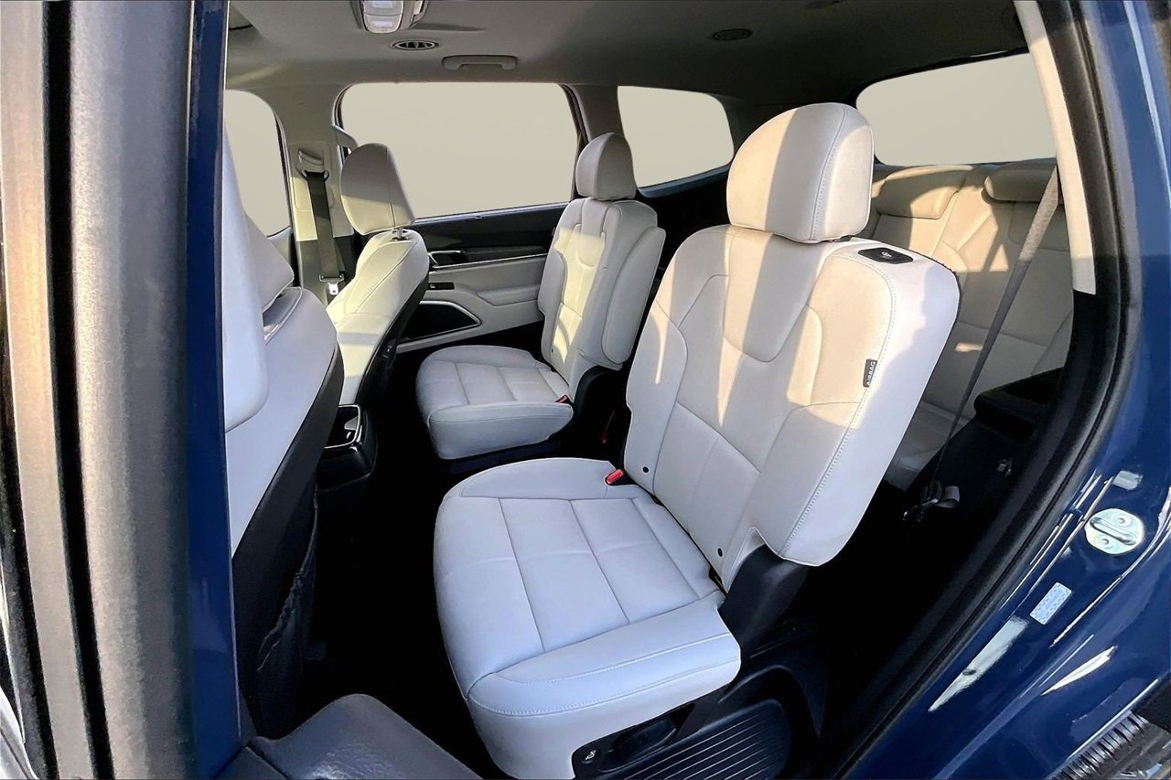 Used 2025 Kia Telluride EX w/ EX Captain's Chair Package image 21
