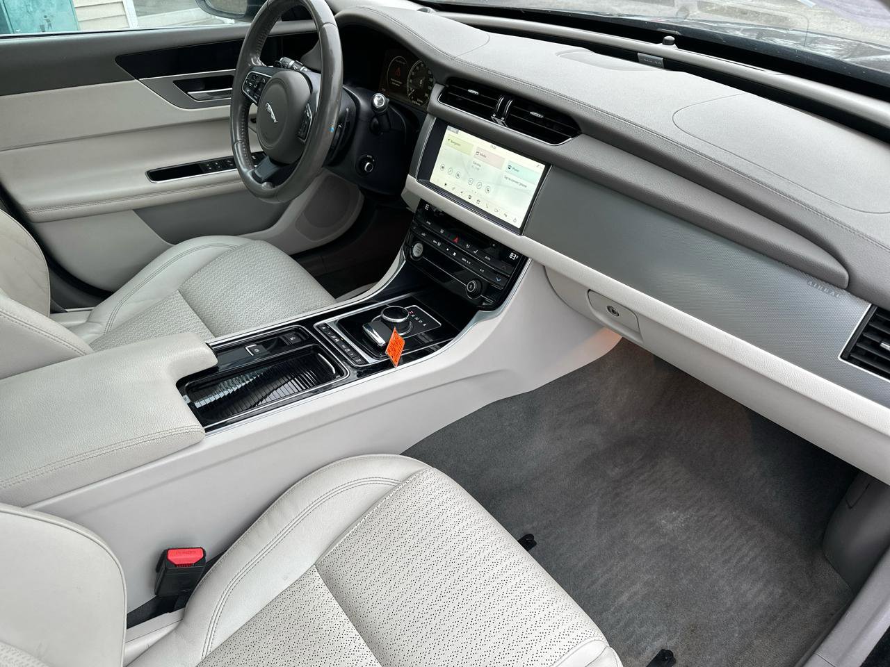 Used 2017 Jaguar XF Prestige image 19